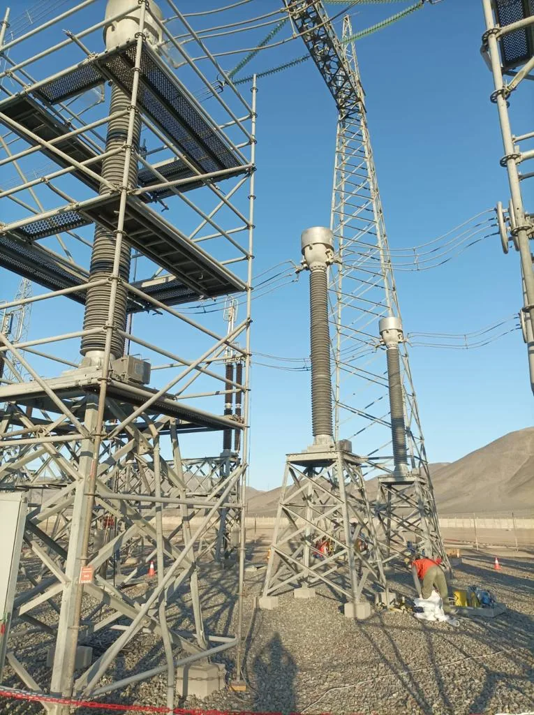 Columnas aislantes en subestación del desierto