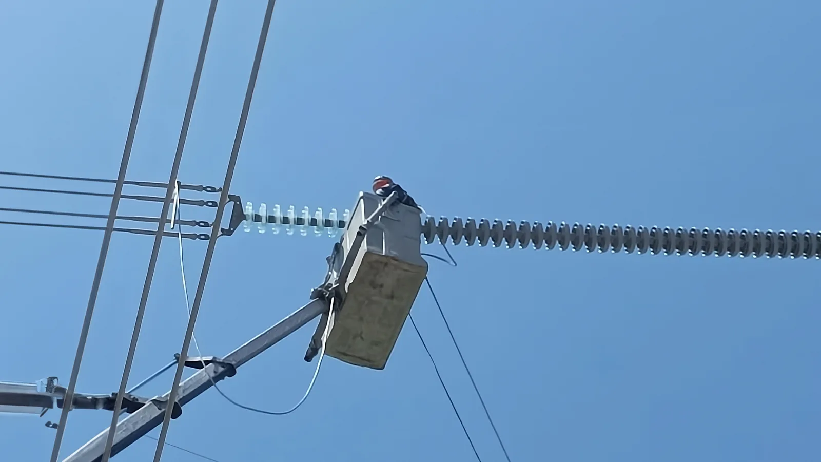 Lavado de aisladores en línea viva